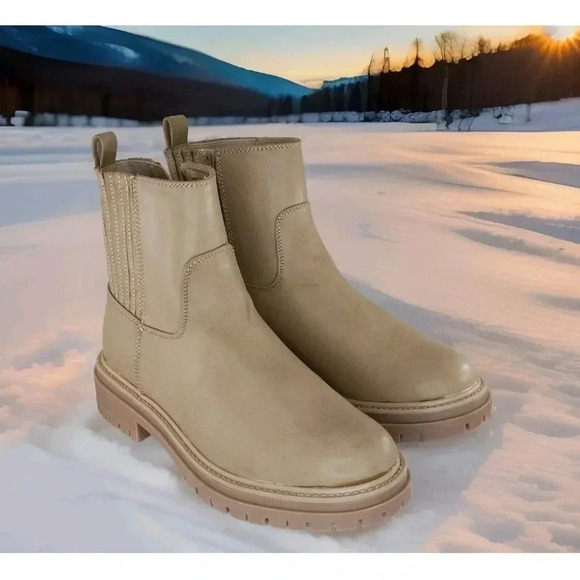 Time and Tru Shoes - TIME AND TRU WOMENS US 6.5 TAN SLOUCHY SHAFT CHUNKY TREAD LUG CHELSEA BOOTS.